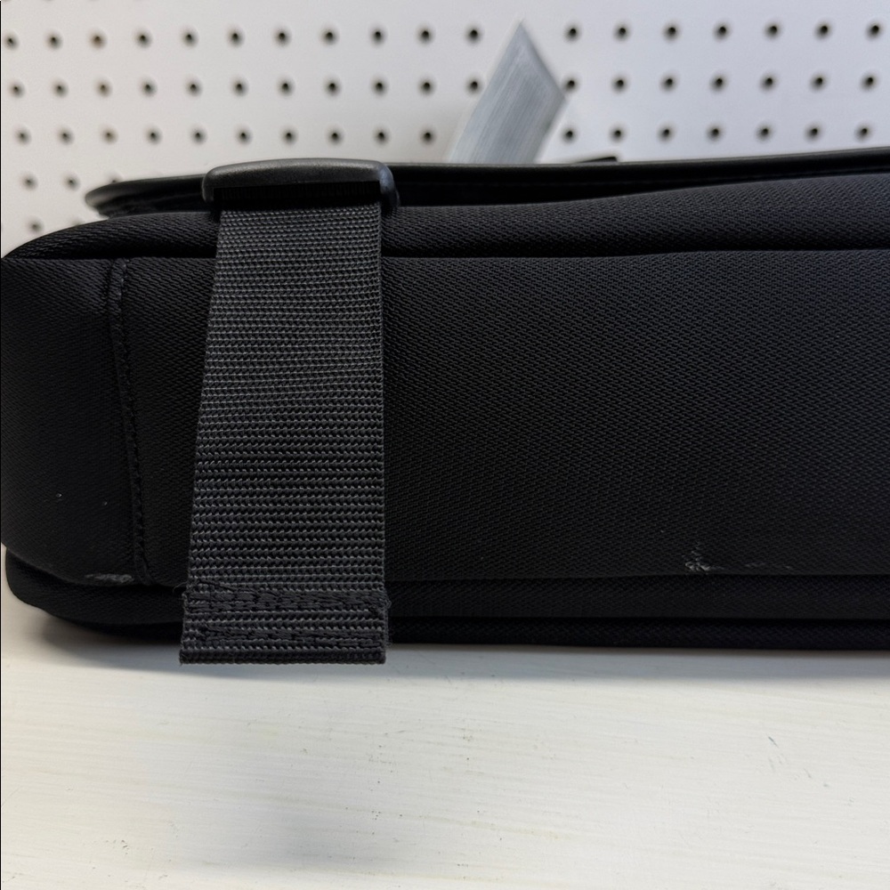 Kenneth Cole Reaction Black Messenger Bag, laptop bag up to 15,4” - Picture 3 of 6